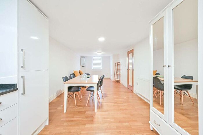 2 Bedroom Flat To Rent In Lodge Lane, North Finchley, London, N12