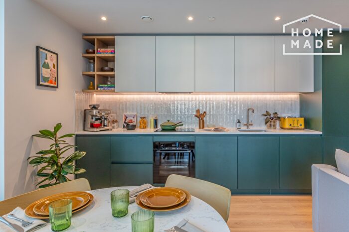 2 Bedroom Flat To Rent In The Maple, NW2