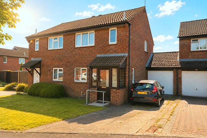 3 Bedroom Semi Detached House For Sale In Glenfield Road, Warden Hills, Luton, LU3
