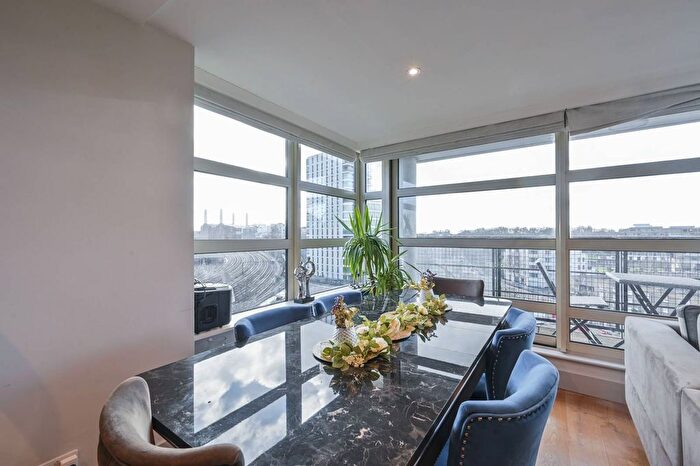 3 Bedroom Flat To Rent In Buckingham Palace Road, Westminster, London, SW1W