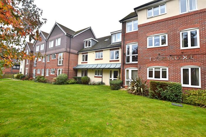 1 Bedroom Flat For Sale In Russell Lodge, Fleet, GU51