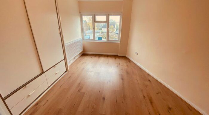 2 Bedroom Flat To Rent In Bells Hill, Barnet, EN5