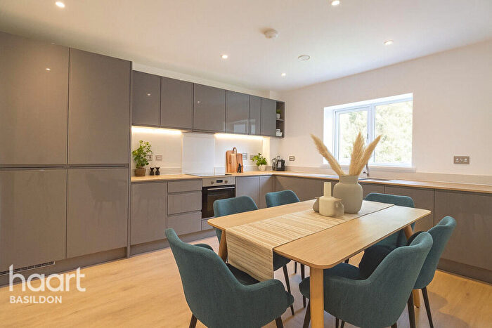 3 Bedroom Semi Detached House For Sale In Chapelgate Mews, Essex, SS15