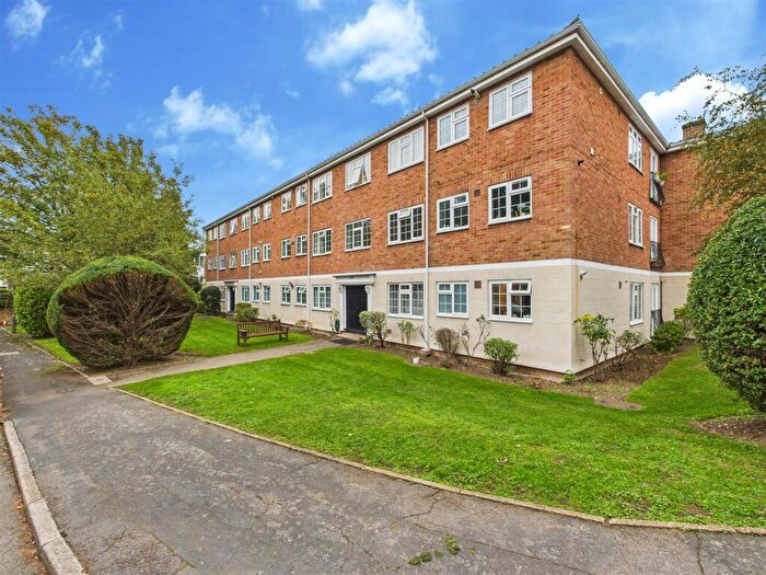 2 Bedroom Flat To Rent In Gainsborough Court, Walton On Thames, Surrey, KT12