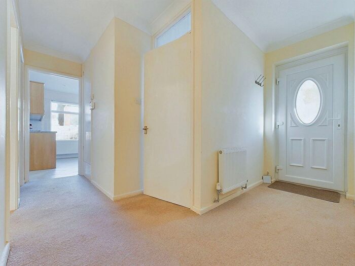 2 Bedroom Bungalow For Sale In Penleigh Close, Lancing, BN15
