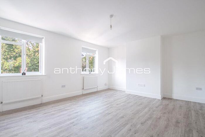 3 Bedroom Flat To Rent In East Hill, Dartford, DA1