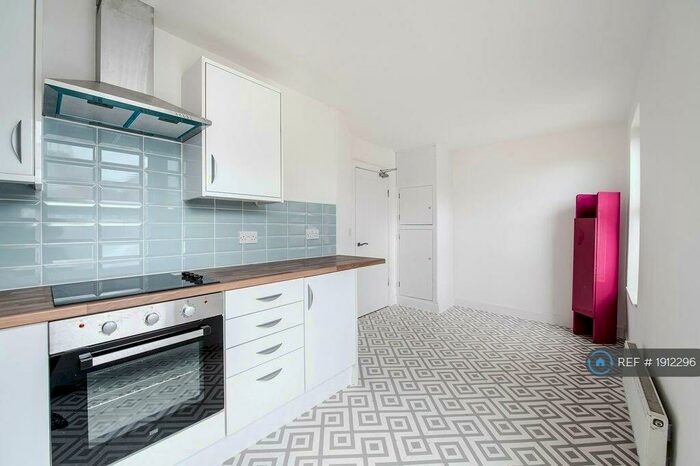 2 Bedroom Flat To Rent In Half Edge Lane, Eccles, Manchester, M30