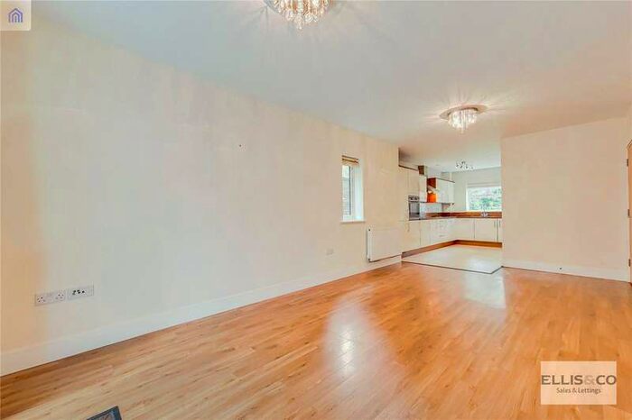 2 Bedroom Flat To Rent In Golden Manor, London W7