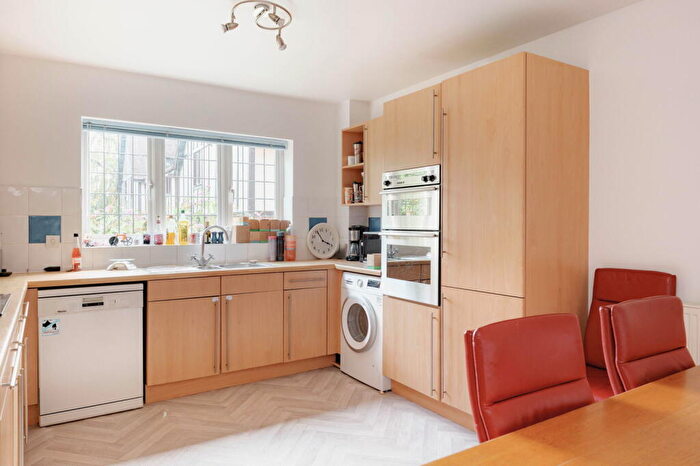 2 Bedroom Flat To Rent In Graemesdyke Road, Berkhamsted, Hertfordshire, HP4