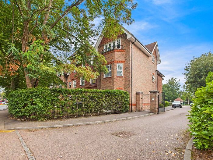 2 Bedroom Flat For Sale In Ashley Road, Walton-On-Thames, KT12