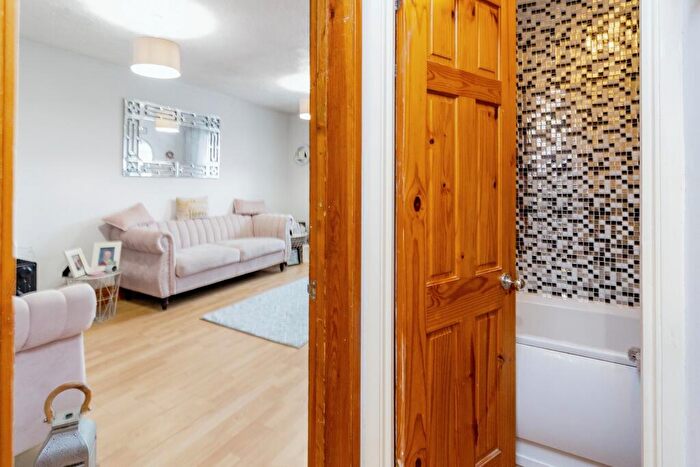 1 Bedroom Flat For Sale In Lynmouth Crescent, Furzton, Milton Keynes, Buckinghamshire, MK4