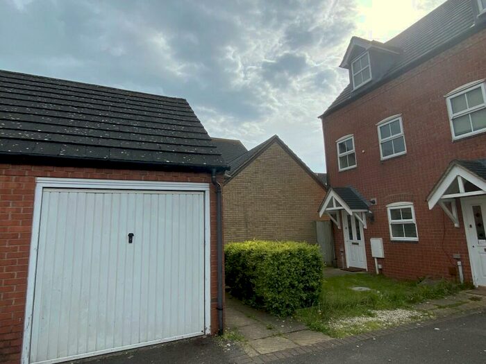 3 Bedroom End Of Terrace House To Rent In Deer Close, Grange Park, NN4