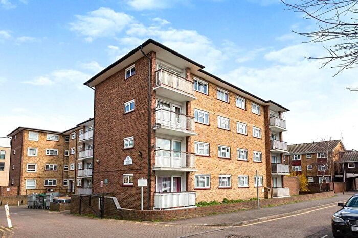 2 Bedroom Flat To Rent In Queen Street, Gravesend, Kent, DA12