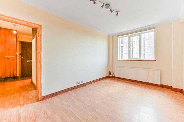 2 Bedroom Flat For Sale In Elmers End Road, Anerley, London, SE20