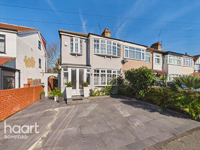 3 Bedroom End Of Terrace House For Sale In Collier Row Road, Romford, RM5