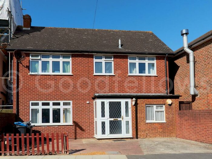 4 Bedroom Detached House To Rent In Beecholme Avenue, Mitcham, CR4