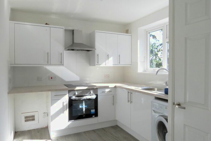 2 Bedroom Flat To Rent In Auckland Road, Upper Norwood, London, SE19