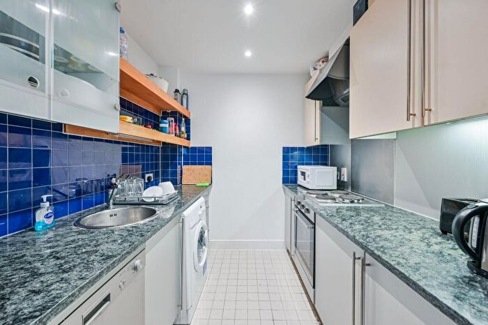 2 Bedroom Flat For Sale In Commercial Road, Aldgate, London, E1