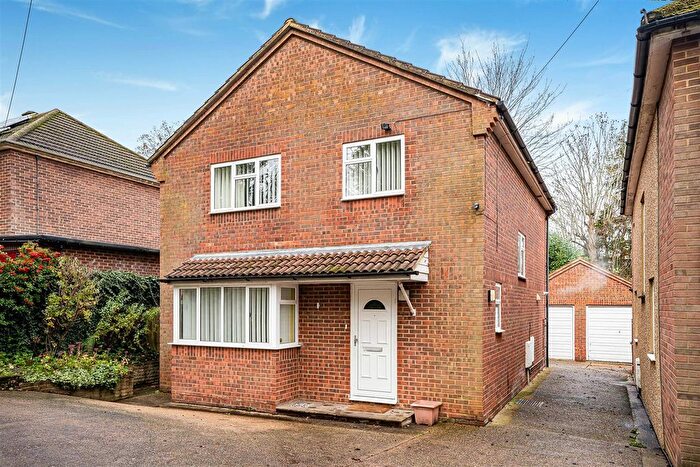 4 Bedroom Detached House For Sale In Scrubbitts Park Road, Radlett, WD7