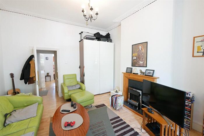 2 Bedroom Apartment To Rent In Somerfield Road, Finsbury Park, N4