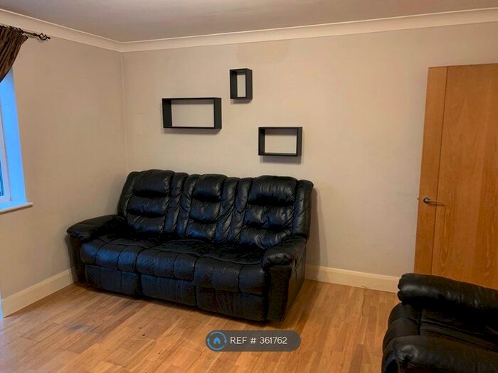 2 Bedroom Flat To Rent In Westpoint Close, Hounslow, TW4