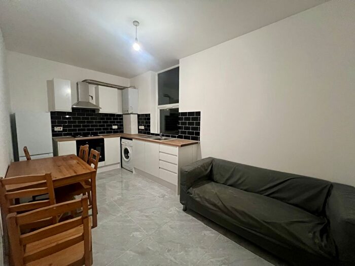 2 Bedroom Flat To Rent In Amersham Road, SE14