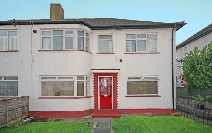 2 Bedroom Flat To Rent In Hexham Gardens, Isleworth, TW7