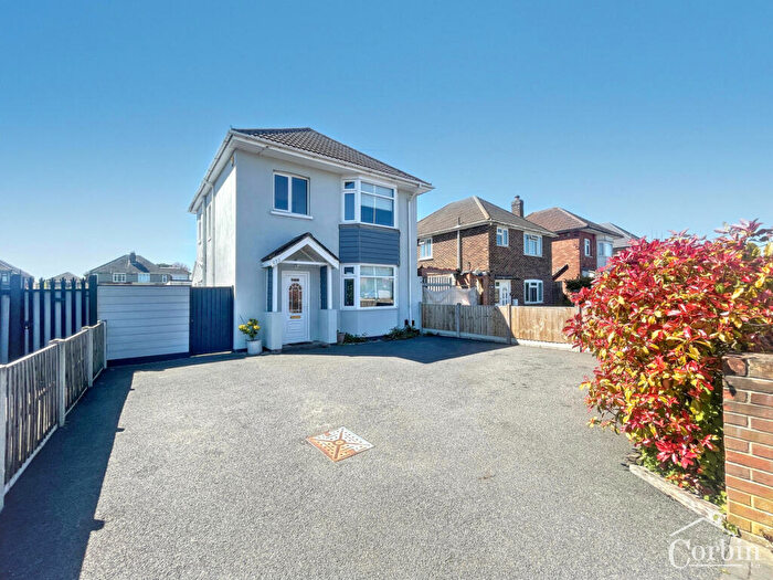3 Bedroom Detached House For Sale In Wallisdown Road, Poole, BH12