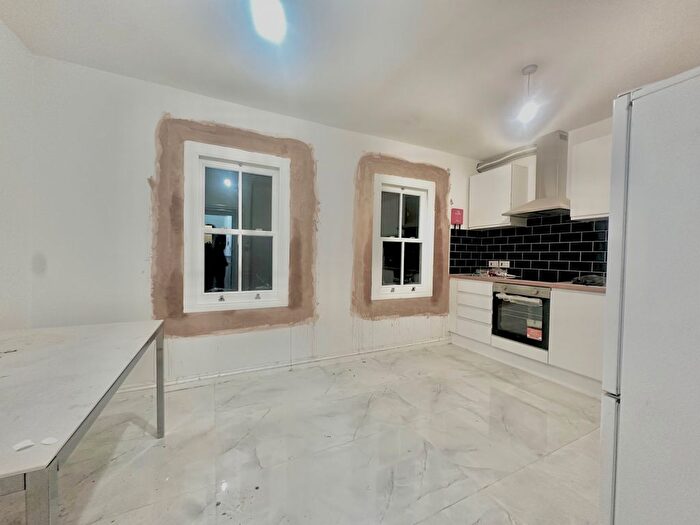 2 Bedroom Flat To Rent In Simpson Street, SW11