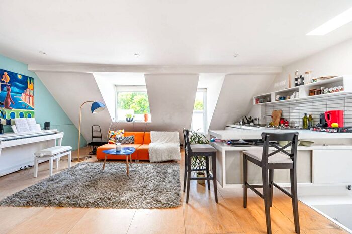 1 Bedroom Flat To Rent In Russell Road, Olympia, London, W14