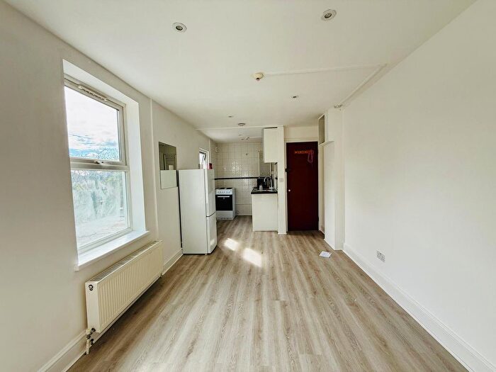 Studio To Rent In Bibsworth Road, London, N3