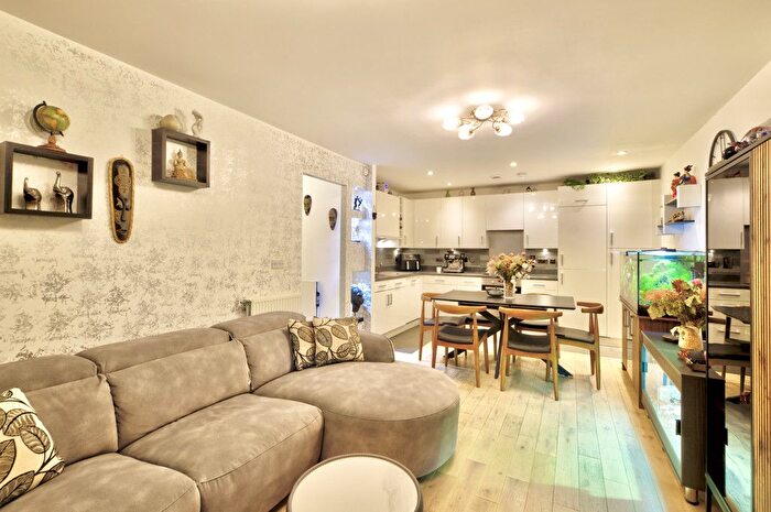 2 Bedroom Flat For Sale In Chadwick House, Latchmere Street, London, SW11