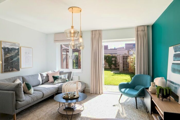 2 Bedroom Semi-Detached House To Rent In Webber Street, Horley, RH6