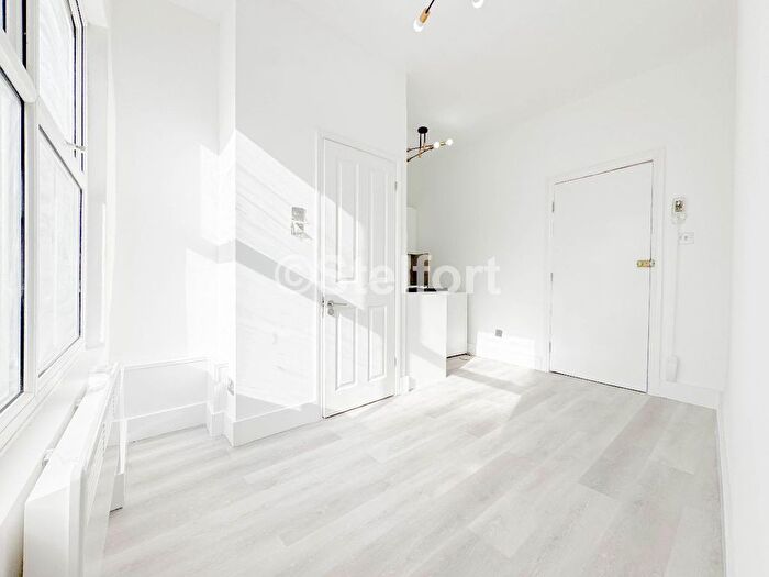 Studio To Rent In West Green Road, London, N15