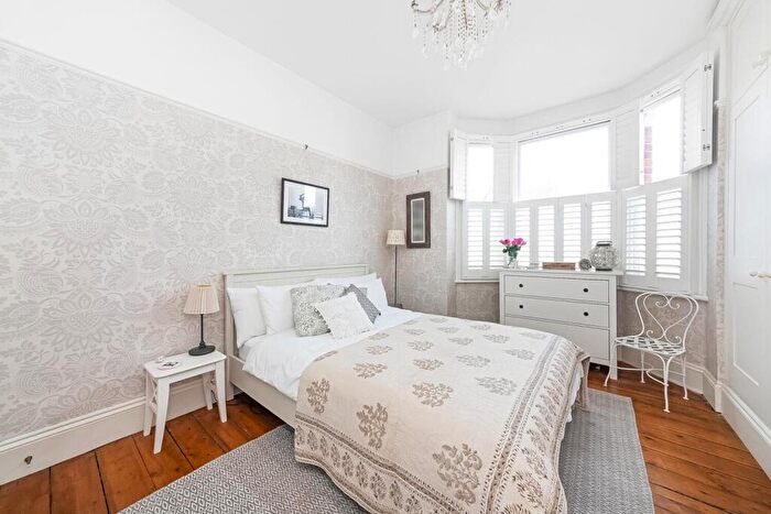 2 Bedroom Apartment To Rent In Grove Hill Road, East Dulwich, London, SE5