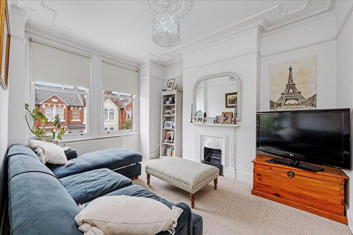 2 Bedroom Flat To Rent In Oaklands Grove, London, W12
