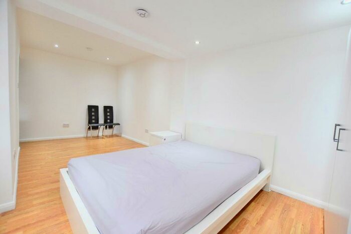 Flat To Rent In Pond Road, E15