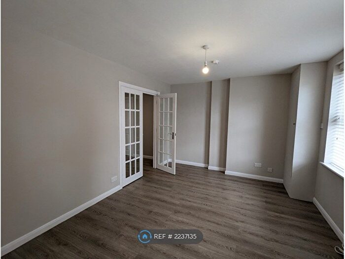 2 Bedroom Flat To Rent In Holdenhurst Road, Bournemouth, BH8