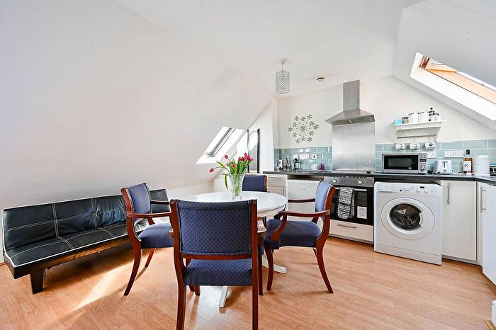 Studio To Rent In Chatsworth Gardens, Acton, London, W3