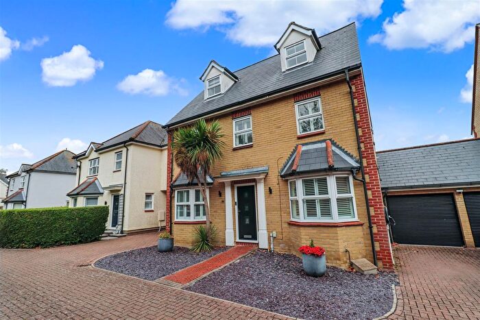 5 Bedroom Link Detached House For Sale In Chatsworth Avenue, Great Notley, Braintree, CM77