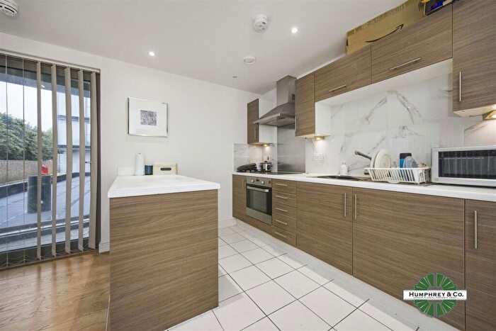 2 Bedroom Flat To Rent In Merlin Heights, Waterside Way, N17