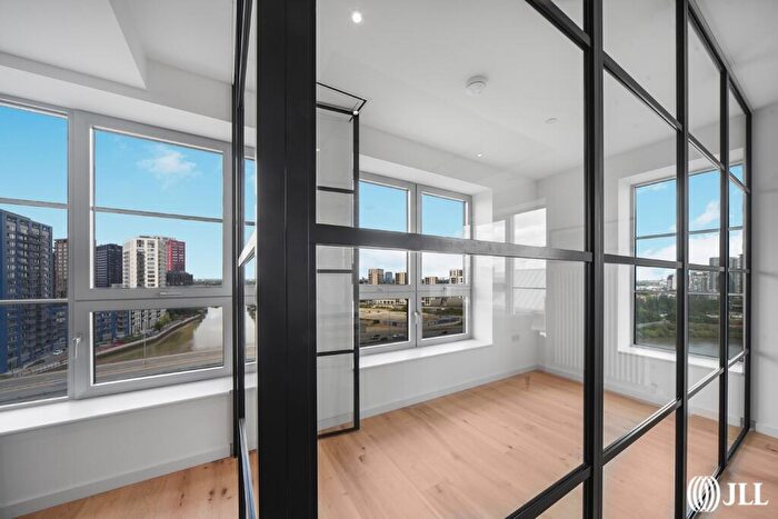2 Bedroom Apartment To Rent In Douglass Tower, Good Luck Hope, E14