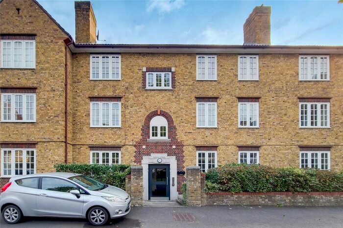 2 Bedroom Flat To Rent In Waterloo Court, Frogmore, London, SW18