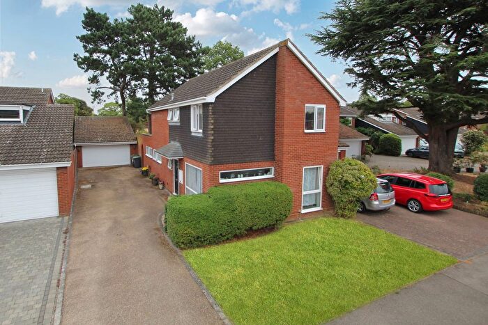 4 Bedroom Link Detached House For Sale In Cedar Gardens, Sandy, Bedfordshire, SG19