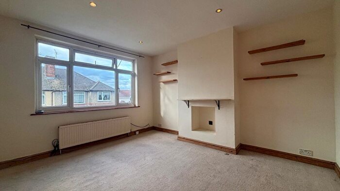 2 Bedroom Maisonette To Rent In Montrose Avenue, Slough, Berkshire, SL1