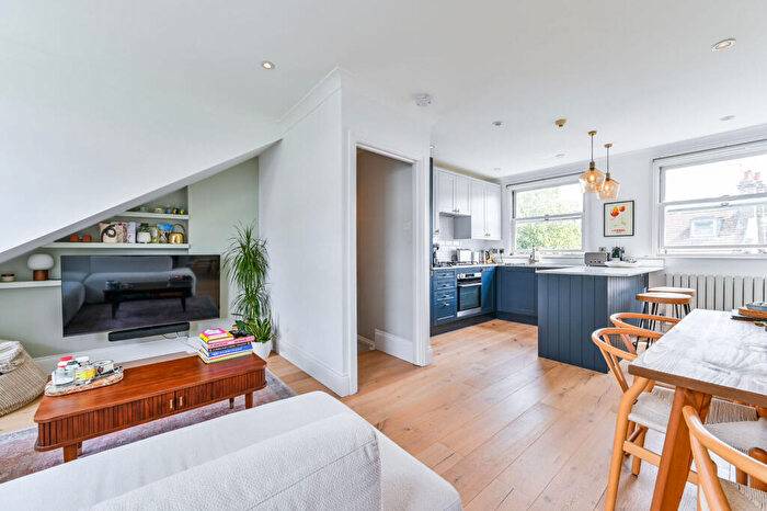3 Bedroom Flat For Sale In Drayton Park, Highbury, London, N5