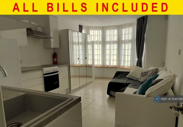 Studio To Rent In Flower Lane, London, NW7