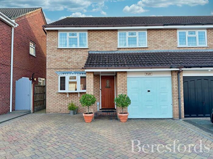 4 Bedroom Semi-Detached House For Sale In Southbury Close, Hornchurch, RM12