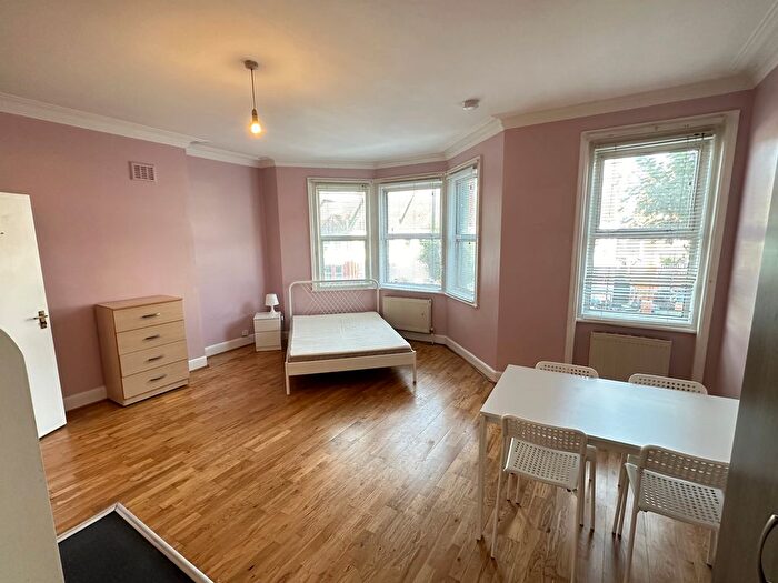 Studio To Rent In Brondesbury Park, Willesden Green, NW2