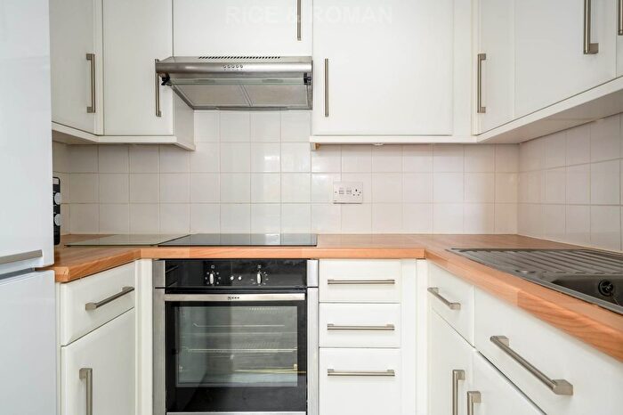 1 Bedroom Flat For Sale In Bridge Court, Weybridge, KT13